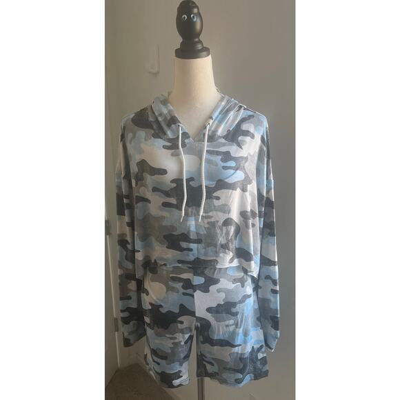 NWT Almost Famous Blue Camo Fleece Long Sleeve Hoodie Top and Shorts Set 2X - Picture 1 of 11